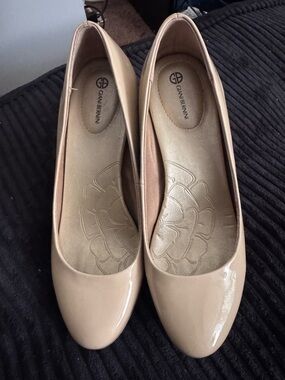 Giani Bernini Beige Patent Round-Toe heels size 6